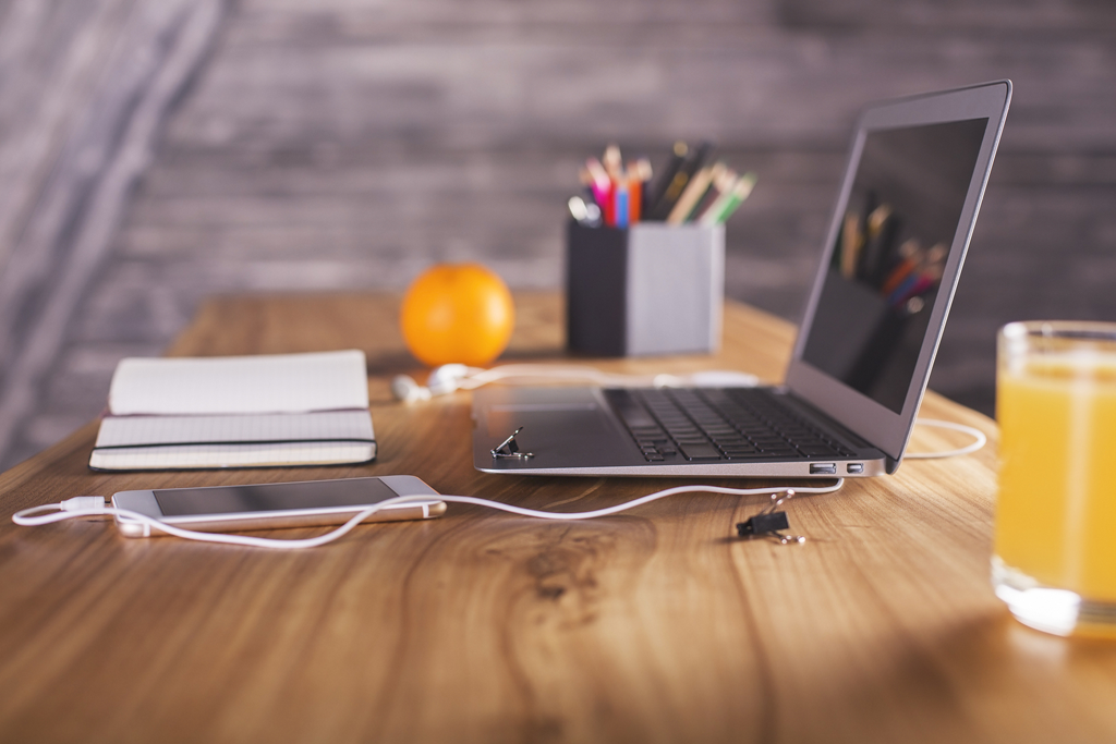 Thinking of Going Freelance? Read These Pros and Cons First Thinking of Going Freelance? Read These Pros and Cons First